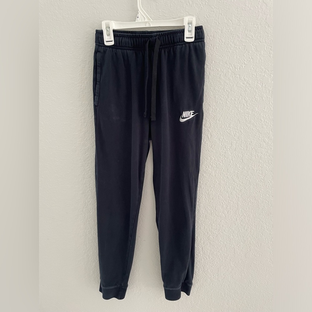 Nike joggers black unisex for kids size L
100%cotton
Good condition